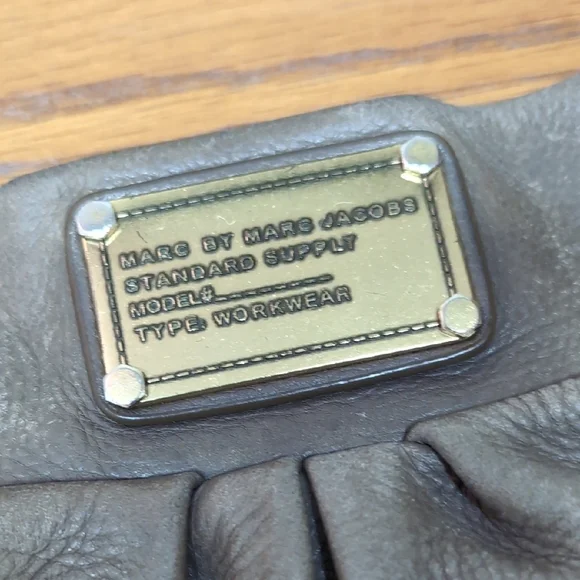 Marc Jacobs Beige Leather Shoulder Bag with Gold Accents - Picture 2 of 7